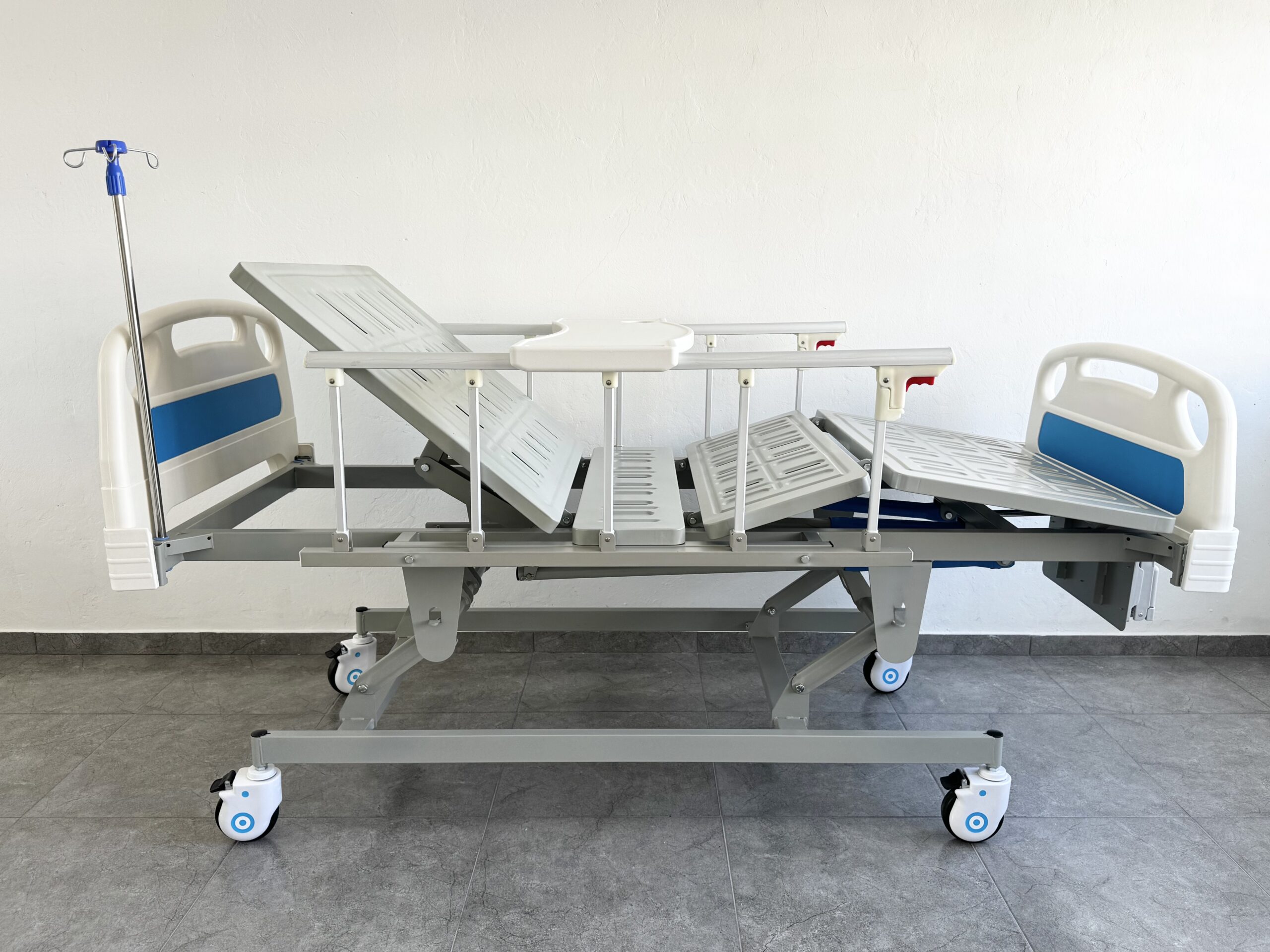 Combo Cama Hospitalaria Manual 3 Funciones + Atríl porta Suero + Mesa + Colchoneta + Superficie Especial para manejo de Escaras SKU: KPC-BD08 - Imagen 3