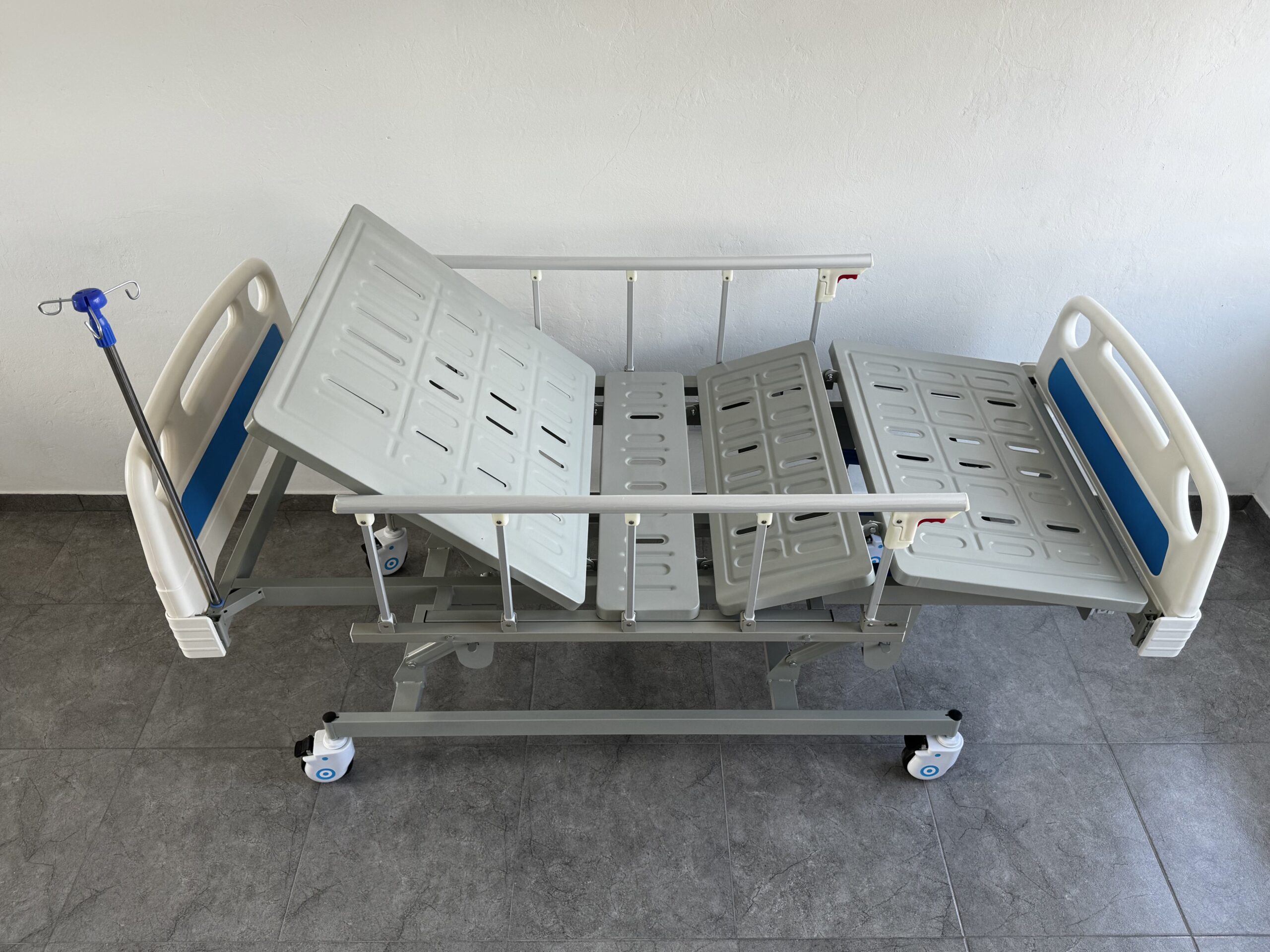 Combo Cama Hospitalaria Manual 3 Funciones + Atríl porta Suero + Mesa + Colchoneta + Superficie Especial para manejo de Escaras SKU: KPC-BD08 - Imagen 8