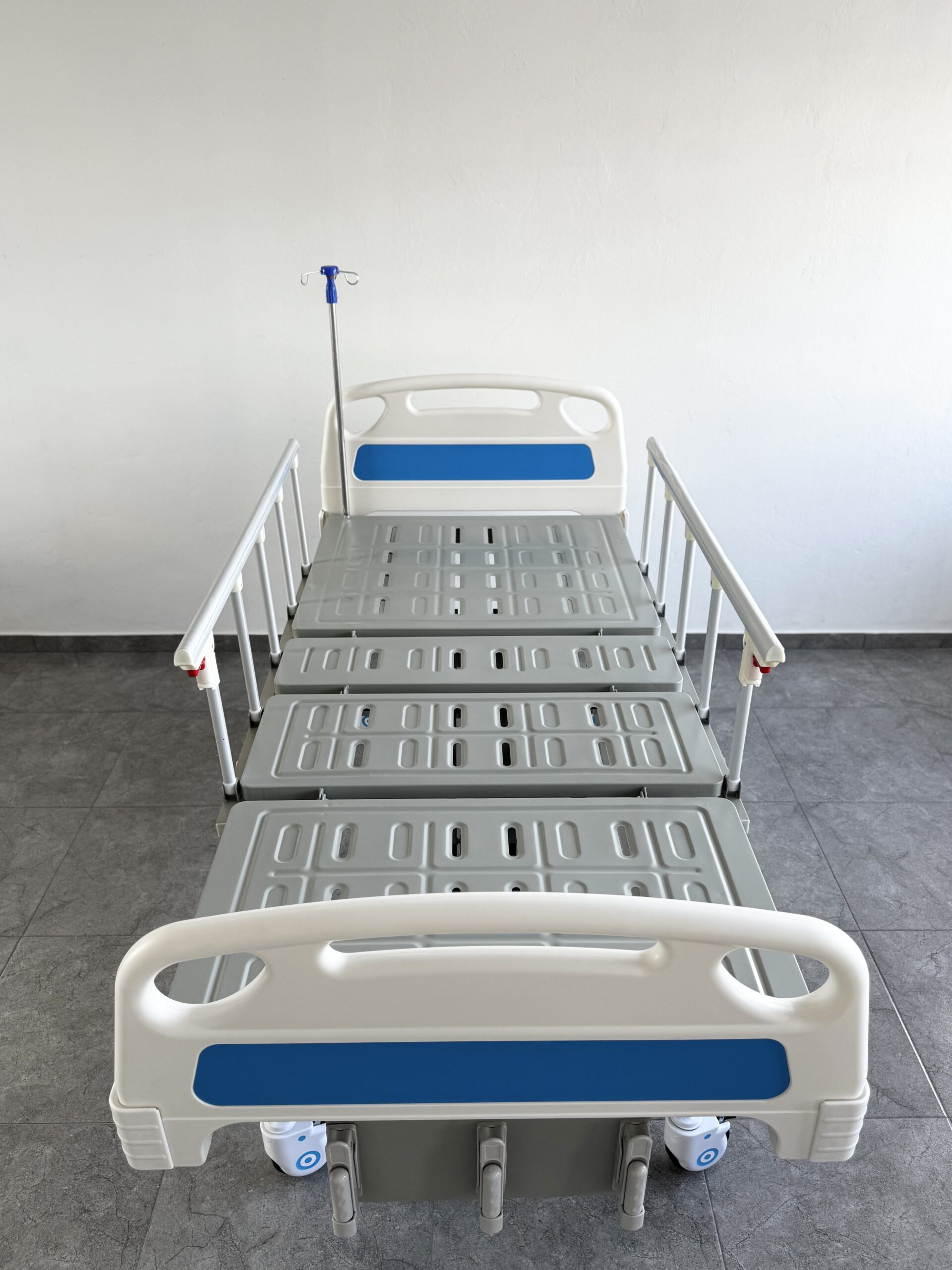 Combo Cama Hospitalaria Manual 3 Funciones + Atríl porta Suero + Mesa + Colchoneta + Superficie Especial para manejo de Escaras SKU: KPC-BD08 - Imagen 10