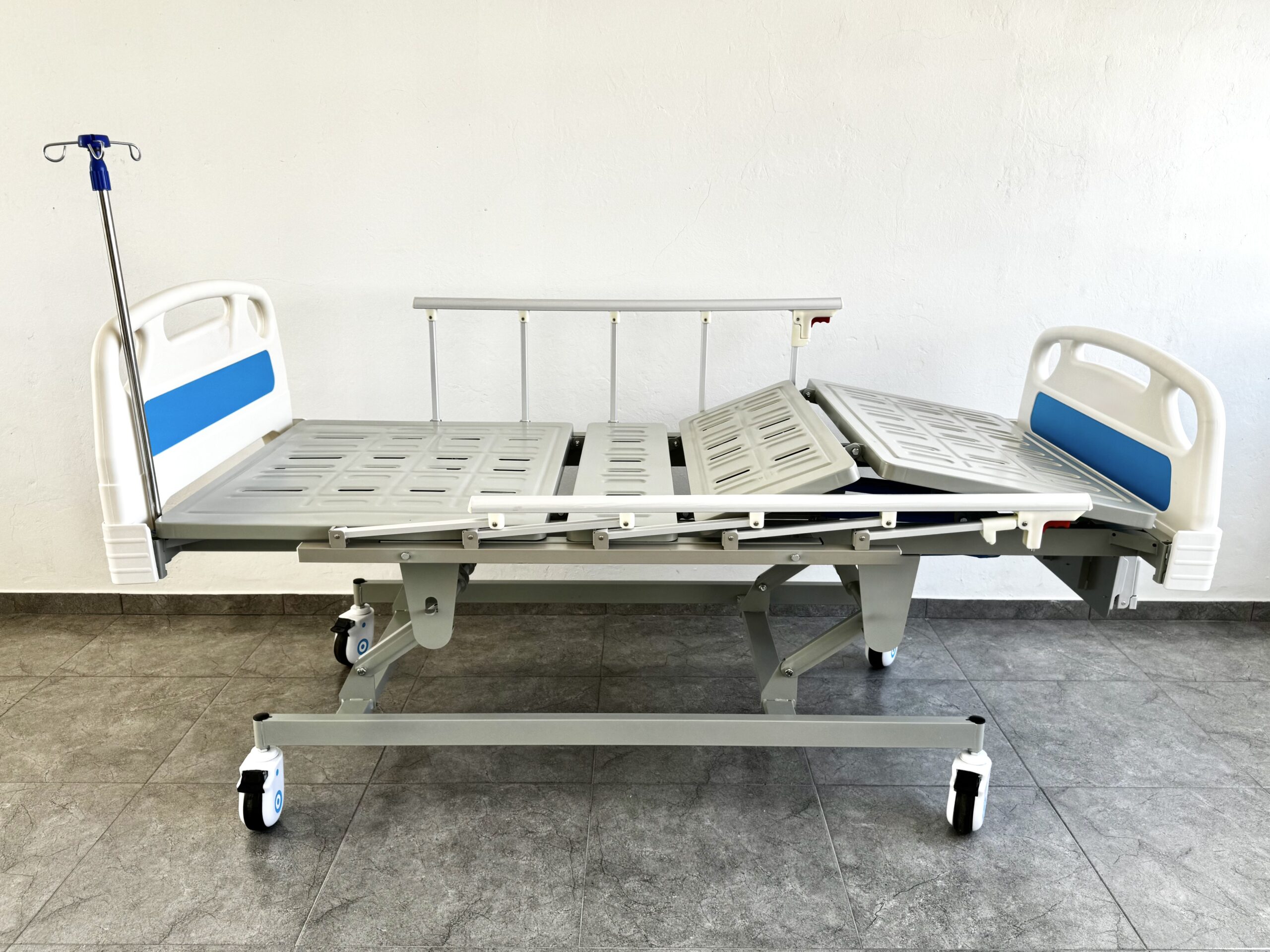 Combo Cama Hospitalaria Manual 3 Funciones + Atríl porta Suero + Mesa + Colchoneta + Superficie Especial para manejo de Escaras SKU: KPC-BD08 - Imagen 12