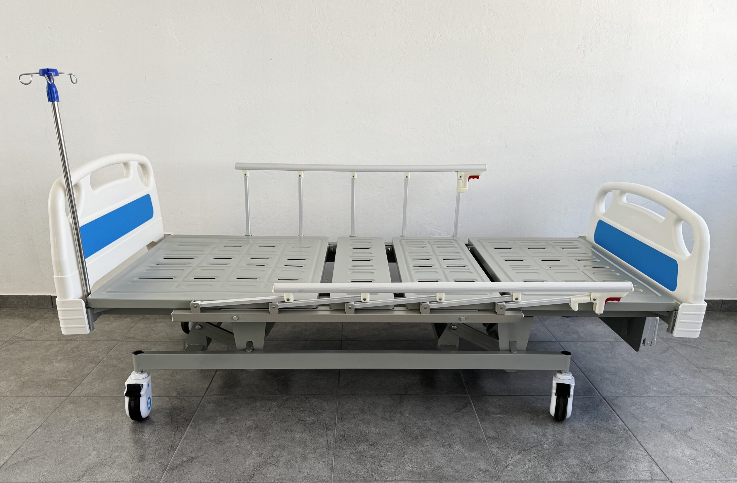 Combo Cama Hospitalaria Manual 3 Funciones + Atríl porta Suero + Mesa + Colchoneta + Superficie Especial para manejo de Escaras SKU: KPC-BD08 - Imagen 9