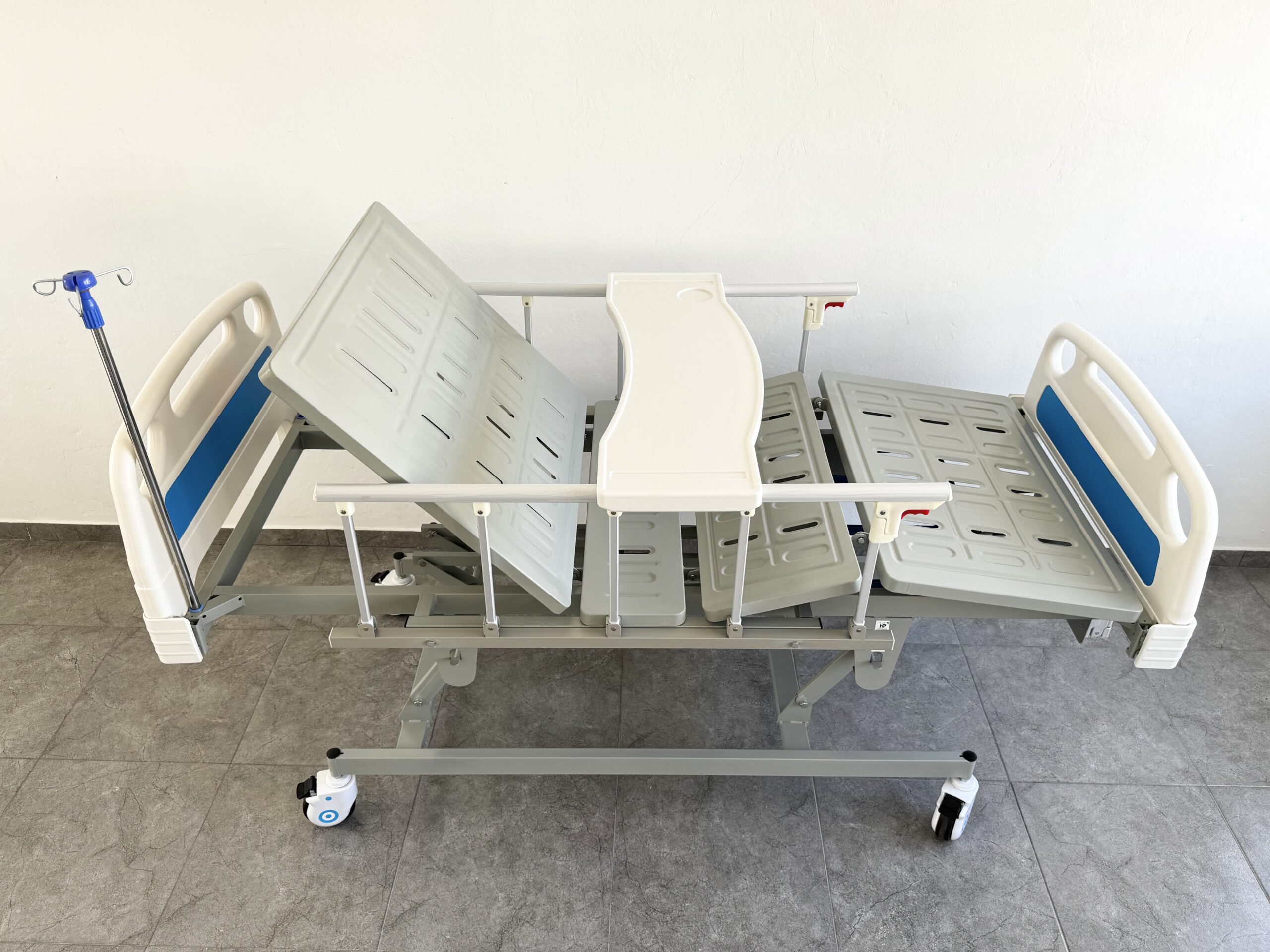 Combo Cama Hospitalaria Manual 3 Funciones + Atríl porta Suero + Mesa + Colchoneta + Superficie Especial para manejo de Escaras SKU: KPC-BD08 - Imagen 13