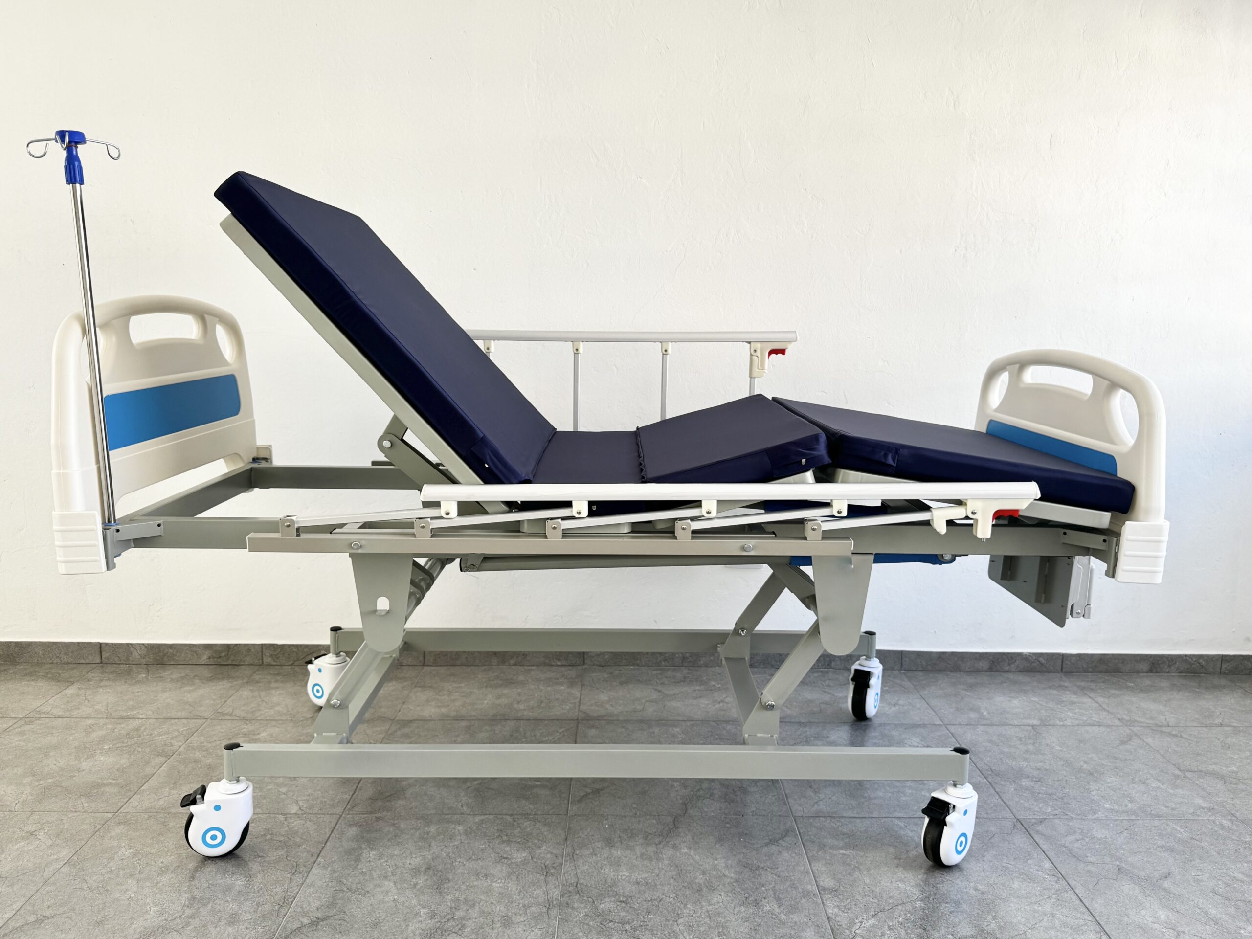 Combo Cama Hospitalaria Manual 3 Funciones + Atríl porta Suero + Mesa + Colchoneta + Superficie Especial para manejo de Escaras SKU: KPC-BD08 - Imagen 2