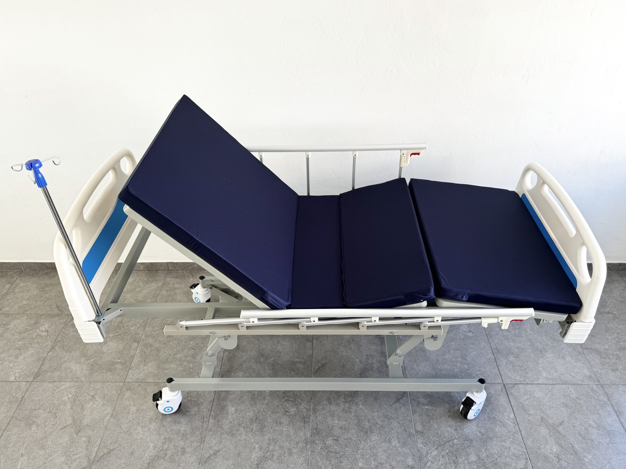 Combo Cama Hospitalaria Manual 3 Funciones + Atríl porta Suero + Mesa + Colchoneta + Superficie Especial para manejo de Escaras SKU: KPC-BD08 - Imagen 6