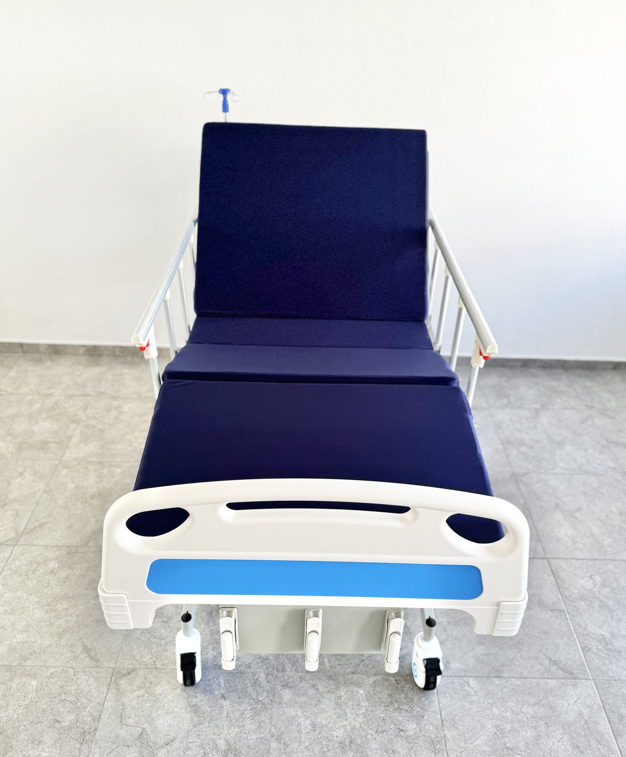 Combo Cama Hospitalaria Manual 3 Funciones + Atríl porta Suero + Mesa + Colchoneta + Superficie Especial para manejo de Escaras SKU: KPC-BD08 - Imagen 4