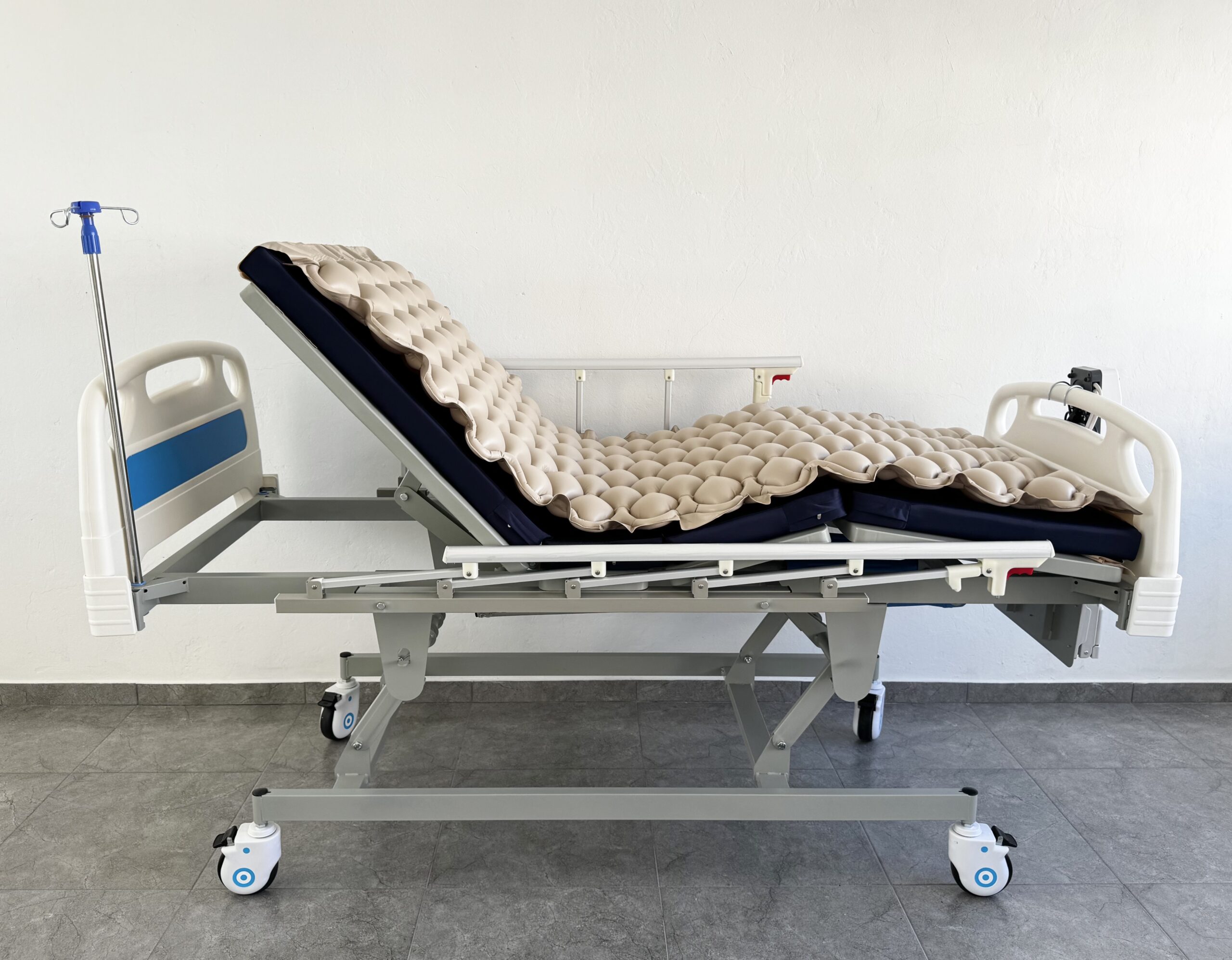 Combo Cama Hospitalaria Manual 3 Funciones + Atríl porta Suero + Mesa + Colchoneta + Superficie Especial para manejo de Escaras SKU: KPC-BD08 - Imagen 14