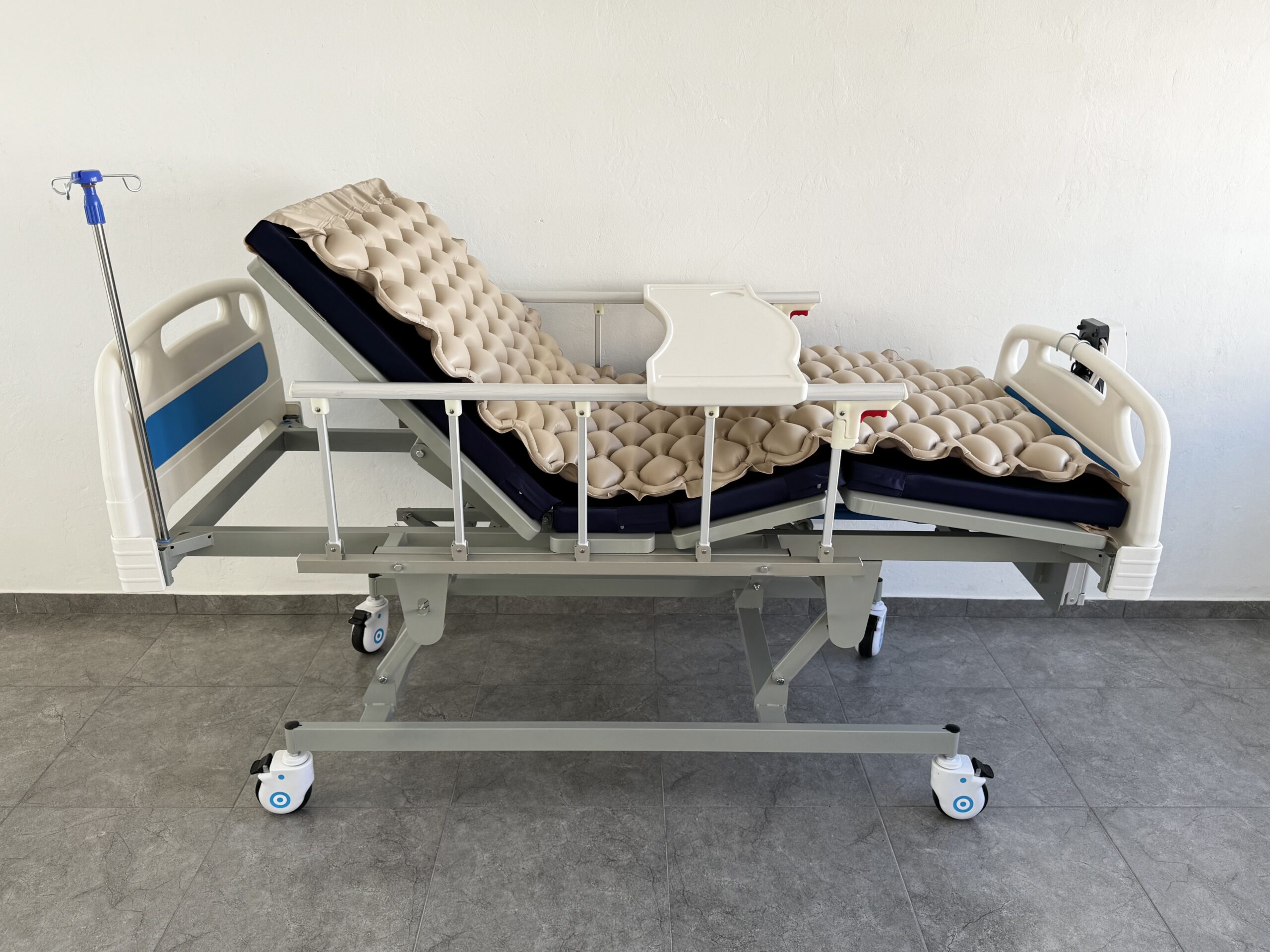 Combo Cama Hospitalaria Manual 3 Funciones + Atríl porta Suero + Mesa + Colchoneta + Superficie Especial para manejo de Escaras SKU: KPC-BD08 - Imagen 7