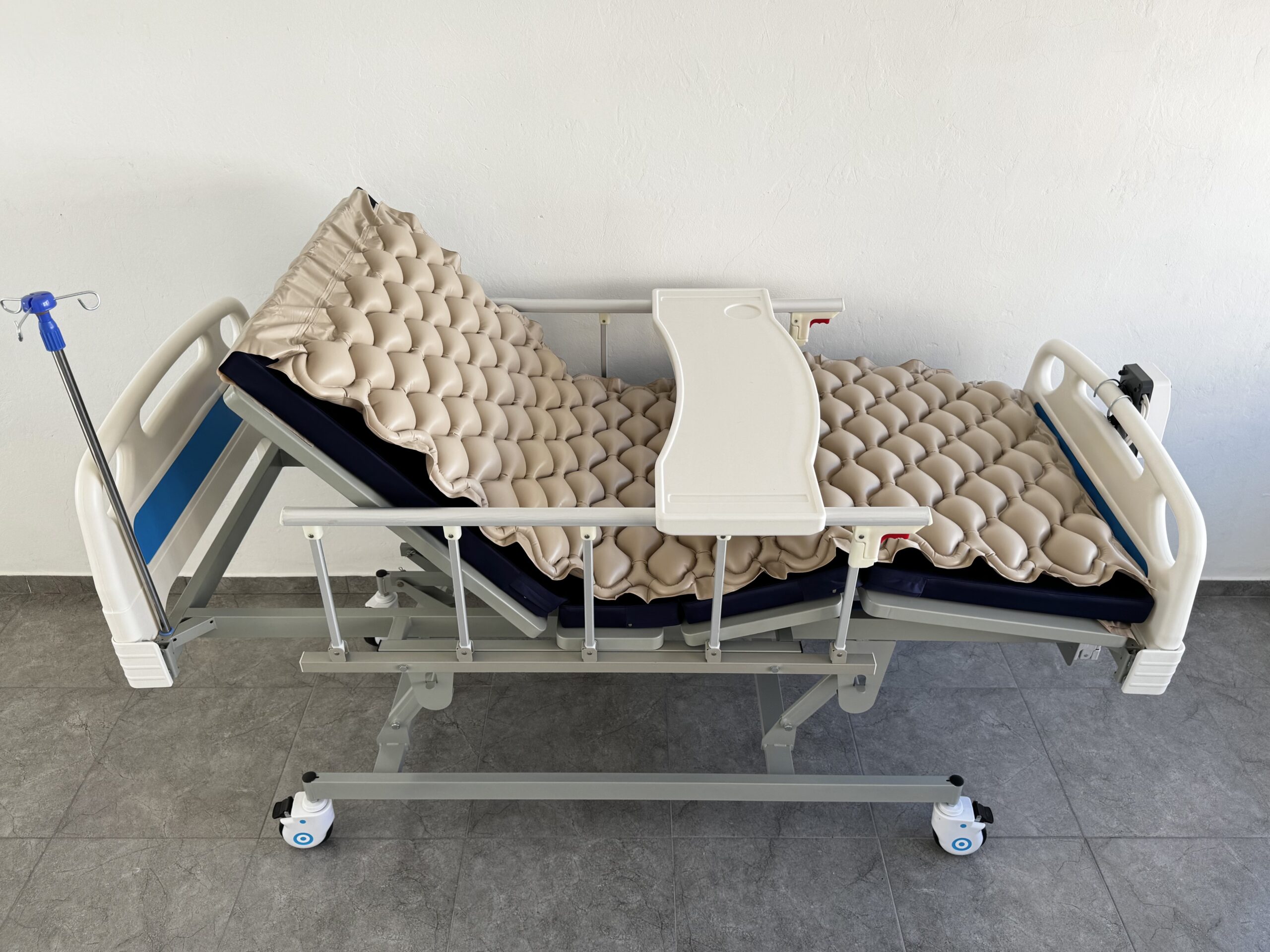 Combo Cama Hospitalaria Manual 3 Funciones + Atríl porta Suero + Mesa + Colchoneta + Superficie Especial para manejo de Escaras SKU: KPC-BD08 - Imagen 5
