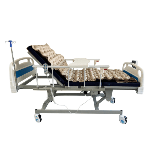 Combo Cama Hospitalaria Electrica 3 Funciones + Atríl porta Suero + Mesa + Colchoneta + Superficie Especial para manejo de Escaras SKU: KPC-BD02